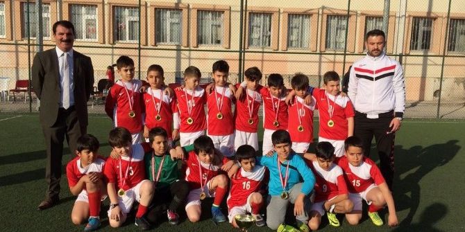 Planet Aile Yaşam Merkezi Üyesi Çocuklar Futbol Turnuvasında Birinci Oldu