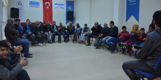 Engelli Futbolcular Gençlik Merkezini Ziyaret Etti