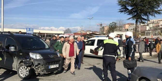 Terminal Kavşağında Çarpıştılar