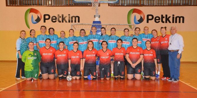 Hentbolun Veteranlarından Aliağa’da Dostluk Maçı