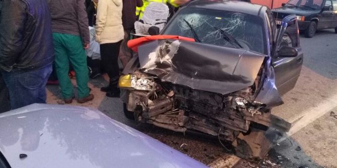 Otomobiller Kafa Kafaya Çarpıştı: 3 Yaralı