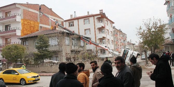 Elazığ’da Devrilen Vinç 2 Binaya Zarar Verdi