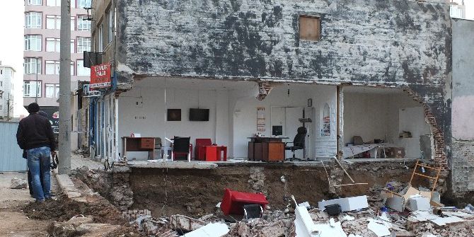 Bandırma’da Binanın Yan Duvarı Çöktü