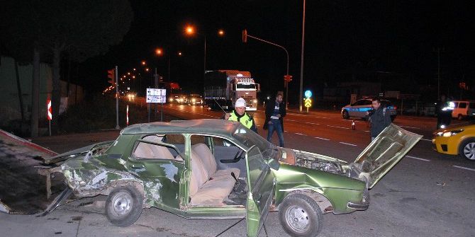 Manisa’da İki Otomobil Çarpıştı: 2 Ağır Yaralı