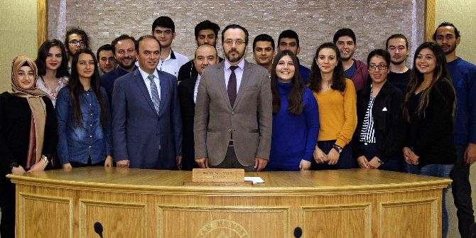 Yök Bursu Kazanan Üniversitelilere Başarı Belgesi Verildi