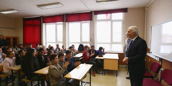 Başkan Saraçoğlu’ndan Öğrencilere Tavsiye: Her Gün En Az 1 Saat Kitap Okuyun