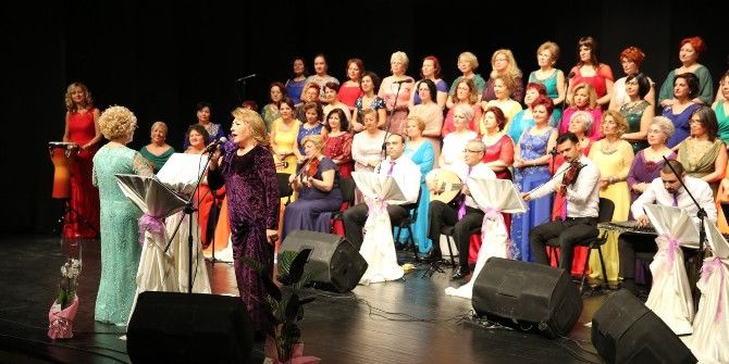 Kadın Korosu Şarkılarını Öğrenciler İçin Söyledi