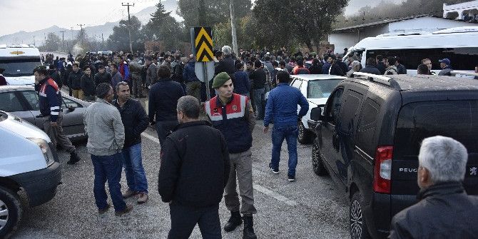 Kız Öğrencinin Öldüğü Kaza Sonrası Yol Trafiğe Kapandı