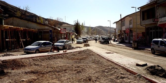 Kuluncak İlçesinde Üstyapı Çalışmaları Yüzde 50 Tamamlandı