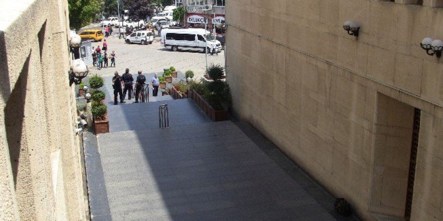 Adliyede Şüpheli Çanta Alarmı