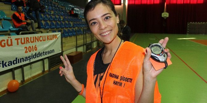 Kadın Ve Erkekler Aynı Sahada