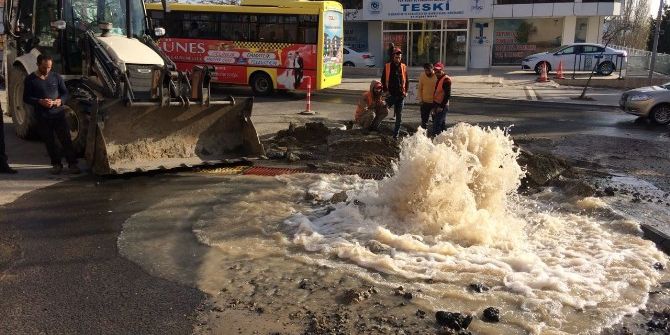 Fiber Optik Kablo Altyapı Çalışmaları Sırasında İçme Suyu Hattına Zarar Verildi