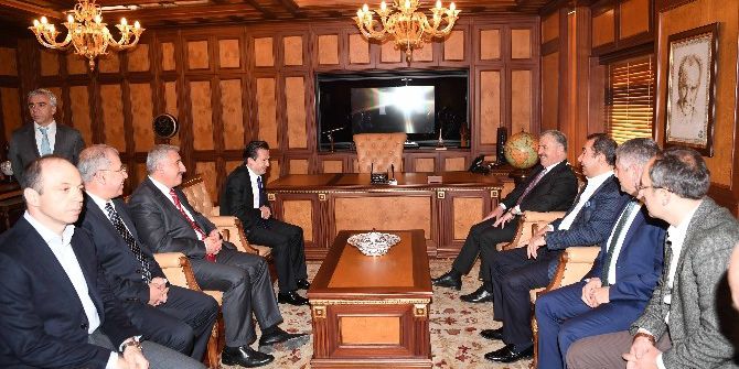 Bakan Arslan, Tuzla Belediyesi’ni Ziyaret Etti