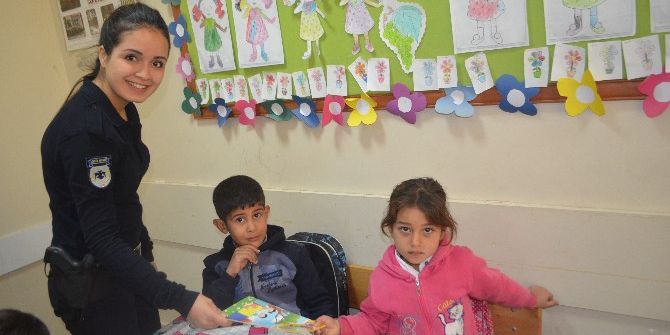 Polisten Öğrencilere Kitap Jesti