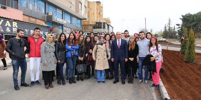 Belediye Başkanı Kara Öğrencilerle Lale Dikti