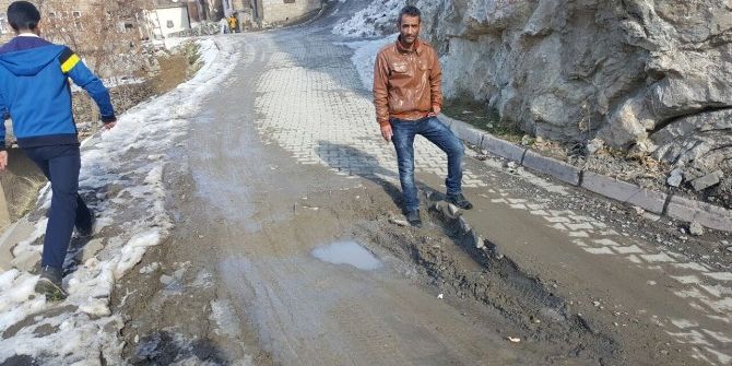 Mahalle Halkı Yolun Onarılmasını İstiyor