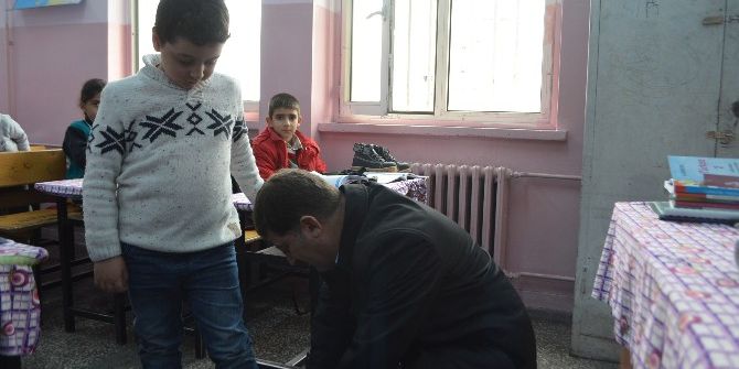 Ak Parti’den Öğrencilere Kışlık Ayakkabı Yardımı