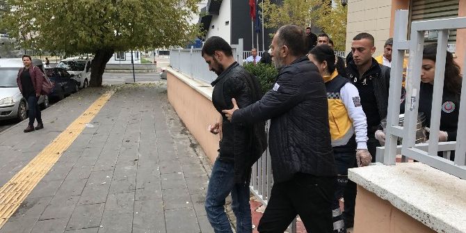 İş Arayan Genç Kendini Jiletledi