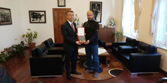 Maratonculardan Kaymakam Sırmalı’ya Plaket