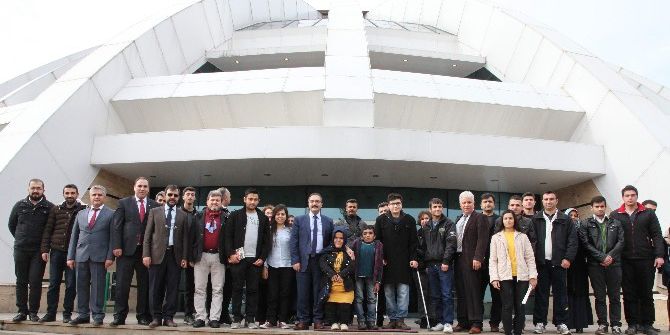 Rektör Prof. Dr. Gür Engelli Öğrencilerle Bir Araya Geldi