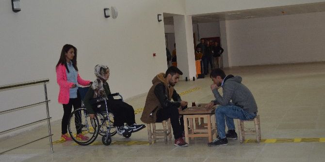 Engellilerin Sorunlarına Tiyatro Oyunuyla Dikkat Çektiler