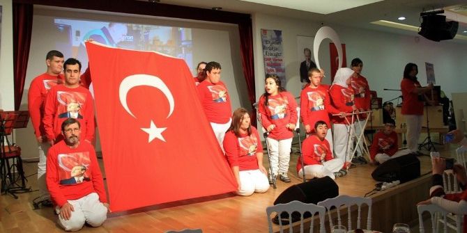 İşitme Engelli Müzisyenler Ayakta Alkışlandı