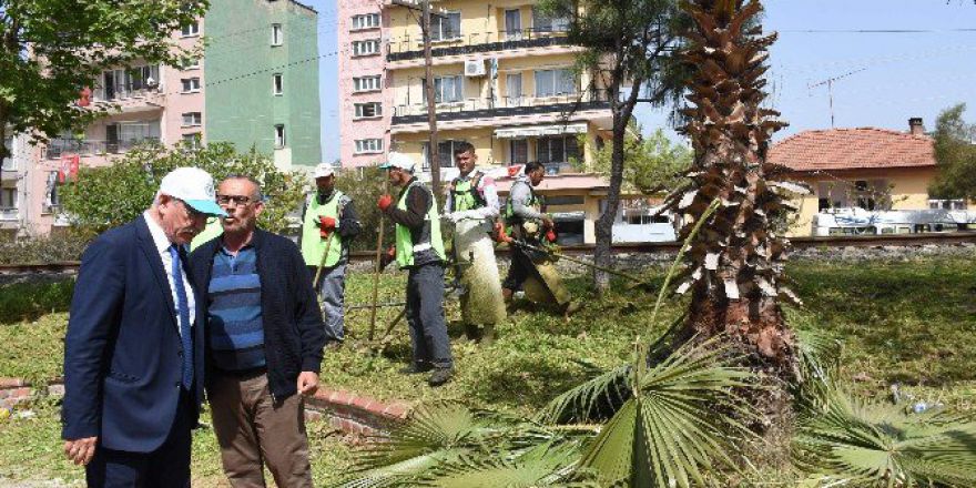 İncirliova Belediyesi Aydın-izmir Karayolunu Temizledi