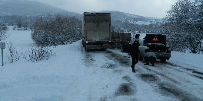 Posof’ta Kar Ve Tipi Yolları Kapattı