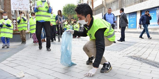 Engelliler, Atatürk Caddesi’nde Çöp Topladı