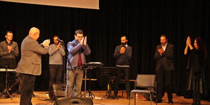 Bergamalı Sanatçılardan Müzikli Şiir Gecesi