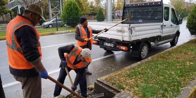 Askim Ekipleri Bulvardaki Mazgalları Temizledi