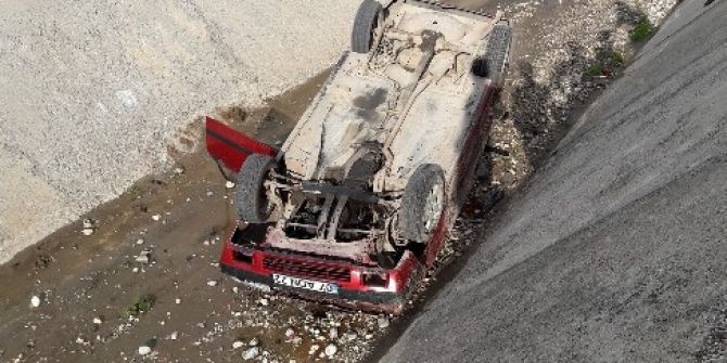Yolda Kayan Otomobil Su Kanalına Uçtu: 2 Yaralı