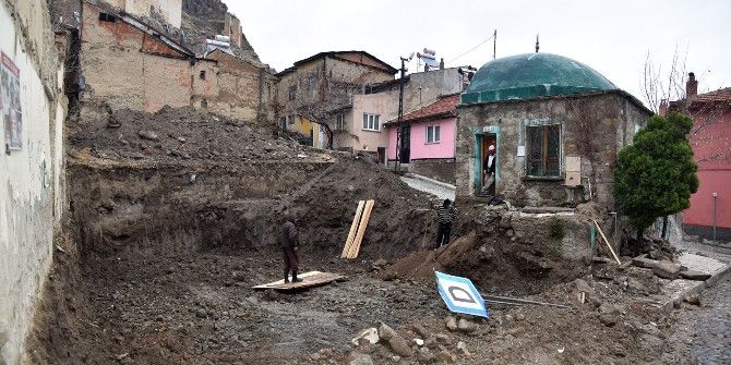 Türbe Restorasyonuna Başka Bir Mezar Bulununca Ara Verildi