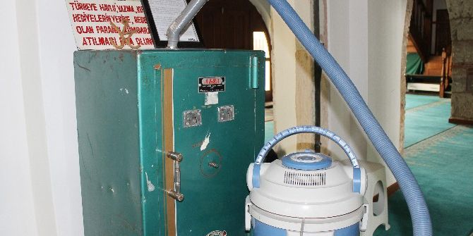 Caminin Çelik Kasasını Elektrikli Süpürge İle Boşaltan Hırsızlar Yakalandı