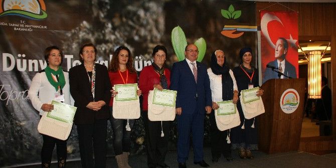 Toprak Kadın Eli İle Yeşeriyor