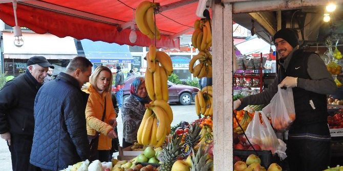 Uysal, Pazar Esnafını Ziyaret Edip Çalışmaları İnceledi