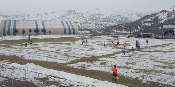 Amatör Maç Karla Kaplı Sahada Oynandı