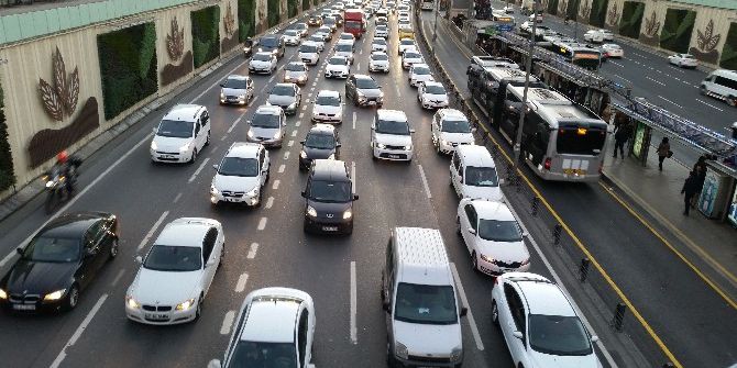 Araç Yangını İstanbul Trafiğini Kilitledi