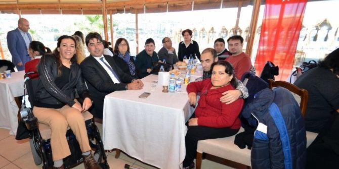 Foça’da Engelliler Yemekte Buluştu
