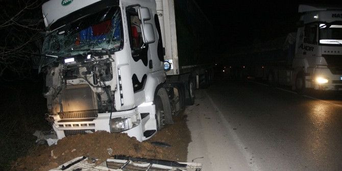 Elektrik Direğini Deviren Tır Bir İlçeyi Karanlıkta Bıraktı