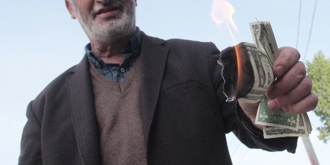 Sokak Ortasında Bir Deste Dolar Yaktı