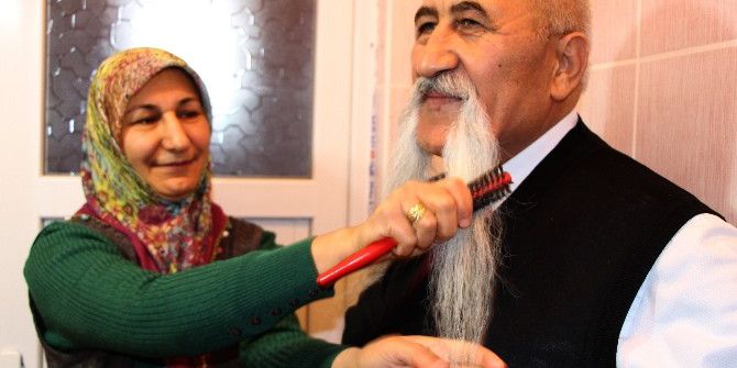 Saçına Değil Bıyığına Fön Çekiyor