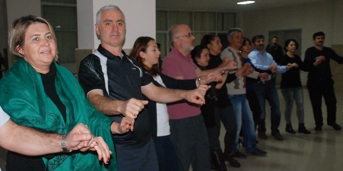 Günün Stresini Halk Oyunları Oynayarak Atıyorlar