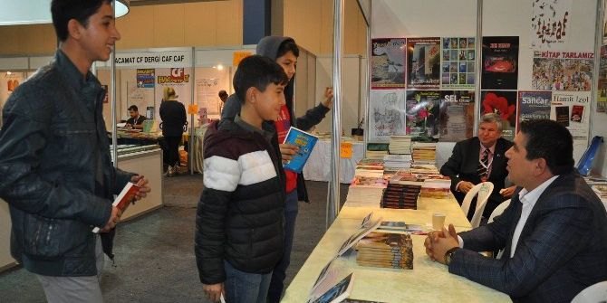 Yasin Abacı, İmza Gününde Kitaplarını İmzaladı