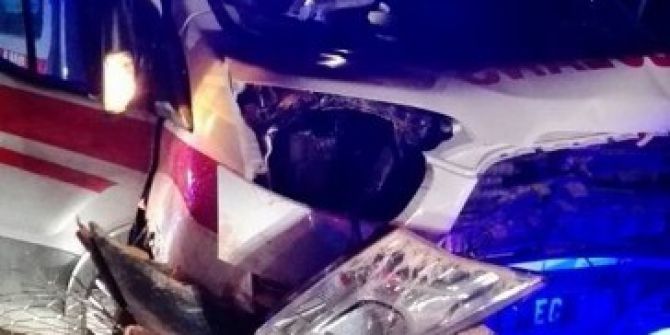 Ambulans Toprak Birikimine Çarptı: 3 Yaralı