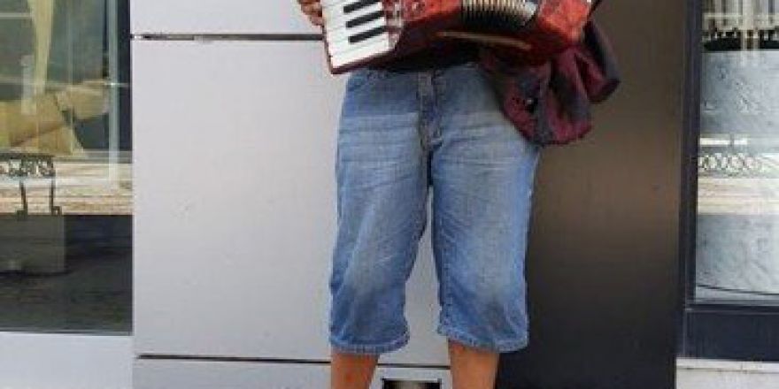 Küçük Parmakları Ailesine Tatil Yaptırmak İçin Çalıyor