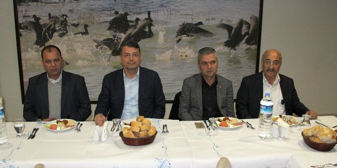 Başkan Turgut, İş Adamları İle Yemekte Bir Araya Geldi
