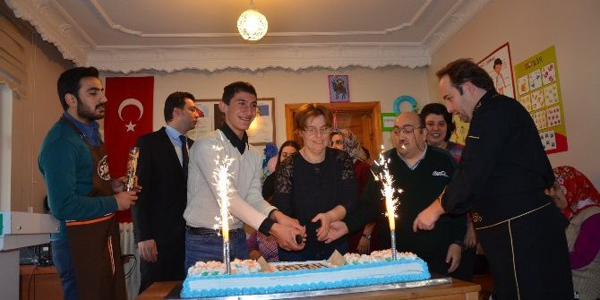 Engelsiz Yaşam Merkezinde Pastalı Kutlama