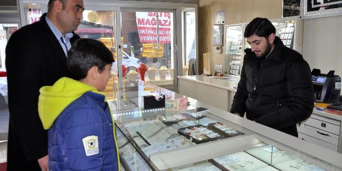 Okul Harçlığı Olarak Biriktirdiği Dolar Ve Euro’yu Türk Lirasına Çevirdi