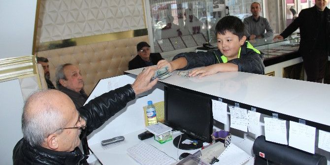 11 Yaşındaki Çocuk Biriktirdiği Dolarlarını Tl’ye Çevirdi
